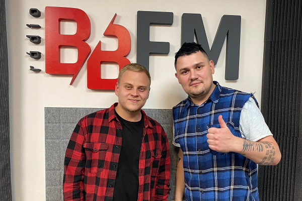 Spevák Lucius Szikora sa dal na sólovú dráhu a svoju novinku predstavil aj v BB FM rádiu