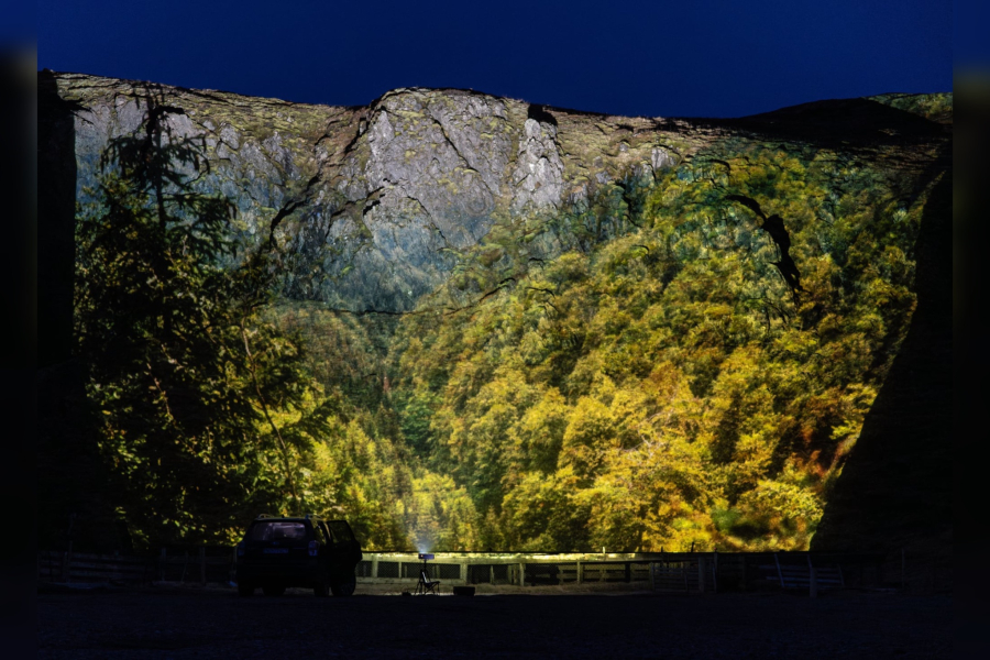 Vizuálny umelec a filmár Matúš Astrab premietal zábery slovenských lesov na holé islandské kopce