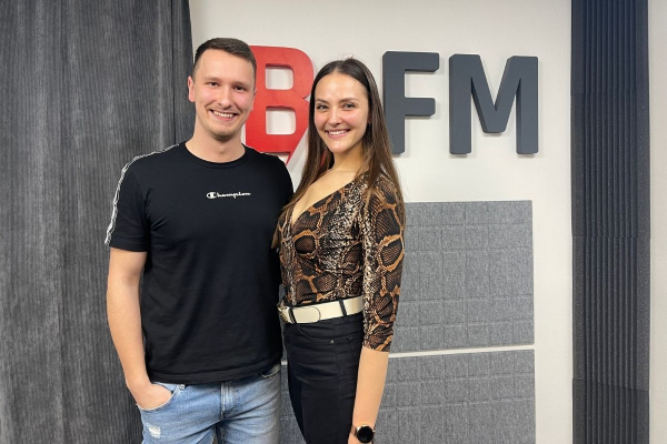 Z modelky misijnou pomocníčkou v Afrike: Monika Paločková navštívila BB FM rádio