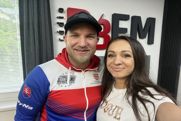 Lukáš Adamec má s Kandráčovcami novú skladbu VŠADE DOMA